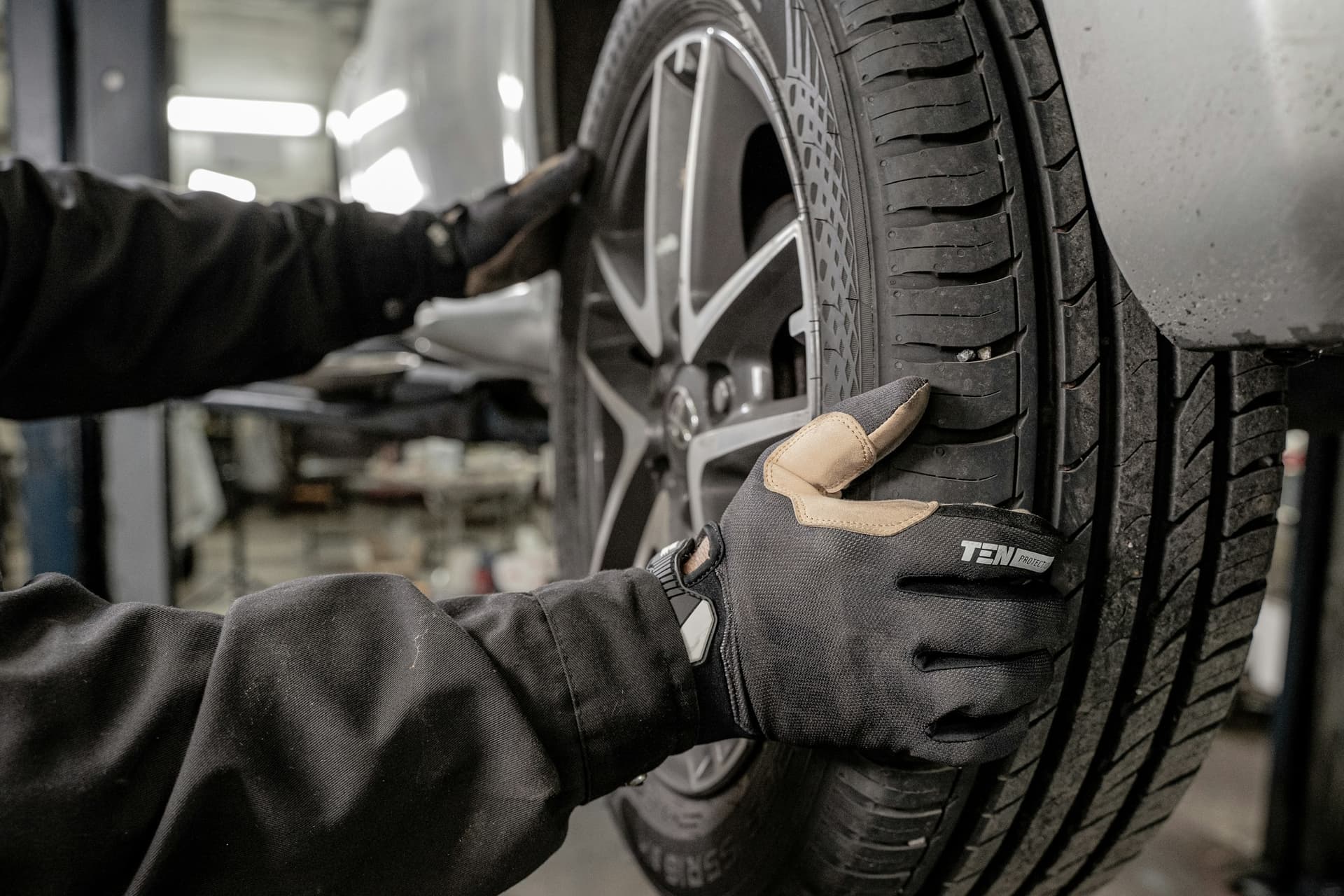 Meister vahetab auto ratast töökojas
